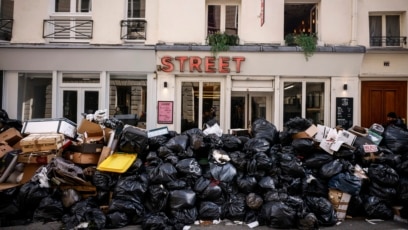 Mountains of Waste in Paris as Strike Continues