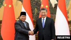 Presiden China Xi Jinping dan Presiden terpilih Prabowo Subianto berjabat tangan dalam pertemuan di Beijing, pada 1 April 2024. (Foto: China Daily via Reuters)