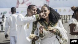 በአዲስ አበባ ከተካሄደው የጋራ ሰርግ ሥነ ስርዓት ተሳታፊዎች ሁለቱ (ፎቶ ኤኤፍፒ ጥር 14, 2024)