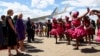 美国第一夫人吉尔·拜登在抵达纳米比亚首都温德赫克的霍齐亚·库塔科国际机场时受到载歌载舞的欢迎。（2023年2月22日）