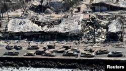 Olupine izgorjelih automobila i kuća u Lahaini, 11. avgust 2023.
