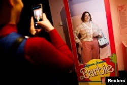 Erin Draper (24), berpose dalam kotak Barbie pada pameran "The Barbie Collector" di The Wellington Museum, Wellington, Selandia Baru, 29 Juli 2023. (REUTERS/Amanda Perobelli)