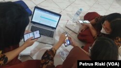 Pelajar di Surabaya memanfaatkan perangkat teknologi untuk membuat konten positif di media sosial. (Foto: Petrus Riski/VOA)