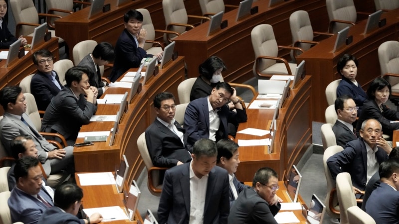 Ekspresi para anggota parlemen dari oposisi utama Partai Demokrat saat parlemen mengeluarkan mosi untuk menyetujui surat perintah penangkapan pemimpin mereka Lee Jae-myung di Majelis Nasional di Seoul, Korea Selatan, Kamis, 21 September 2023. (AP /Ahn Young-joon)