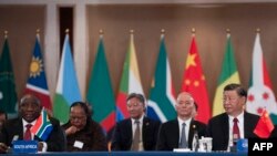 Rais wa China Xi Jinping (kulia) na Rais wa Afrika Kusini Cyril Ramaphosa (kushoto) wakiwa katika mkutano na viongozi wa China na Afrika huko Johannesburg Agosti 24, 2023. Picha na ALET PRETORIUS / POOL / AFP. 