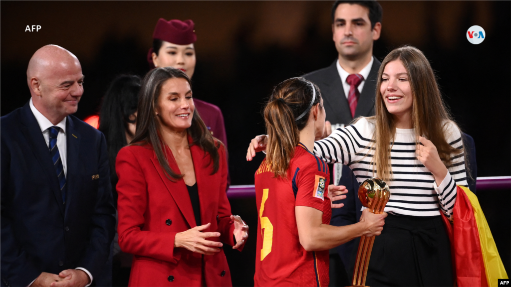 La Princesa Heredera de Asturias Leonor, saluda a la mediocampista española #06, Aitana Bonmati, mientras el presidente de la FIFA Gianni Infantino y la Reina Letizia de España, les acompañan durante la ceremonia de entrega de trofeos.