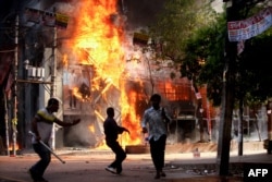 Sebuah toko pakaian dilaporkan dibakar oleh sekelompok orang tak dikenal di Dhaka pada 4 Agustus 2024. (Foto: Abu SUFIAN JEWEL/AFP)