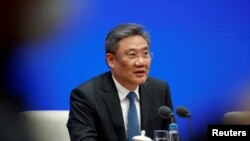 FILE - Wang Wentao, Menteri Perdagangan China, dalam konferensi pers di Beijing. 