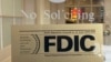 硅谷银行在马萨诸塞州韦尔斯利一家支行窗口上张贴的有关FDIC存款保险的通知。(2023年3月11日)