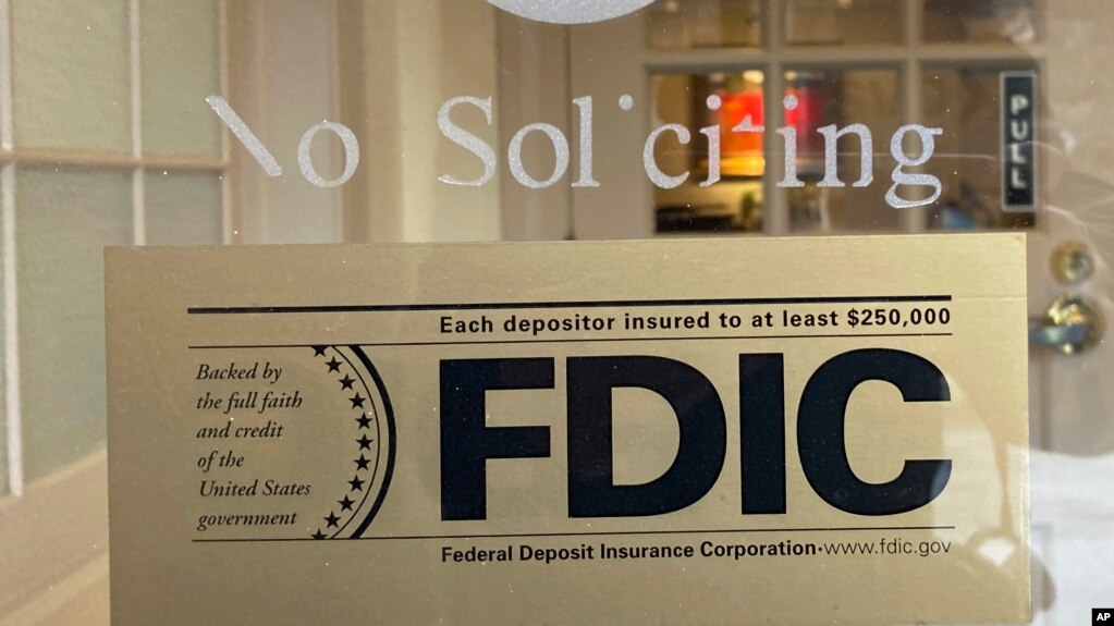 硅谷银行在马萨诸塞州韦尔斯利一家支行窗口上张贴的有关FDIC存款保险的通知。(2023年3月11日)(photo:VOA)