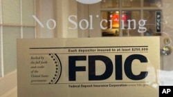 Pengumuman dari Lembaga Penjaminan Simpanan AS (FDIC) terpasang di jendela kantor cabang Bank Silicon Valley di Wellesley, Masschusetts, Sabtu, 11 Maret 2023. (Foto: Peter Morgan/AP Photo)