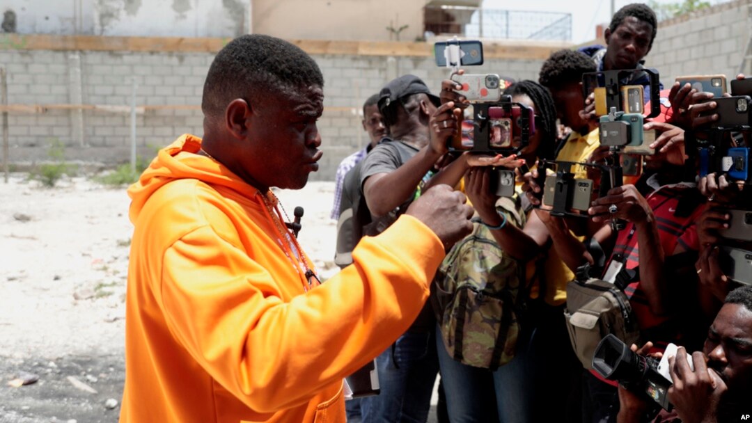 Jimmy Cherizier, chef gang G9 ak Fanmi yo pale ak journalis nan Delmas 6, yon katye Port-au-Prince, Ayiti, Aug. 16, 2023. 
