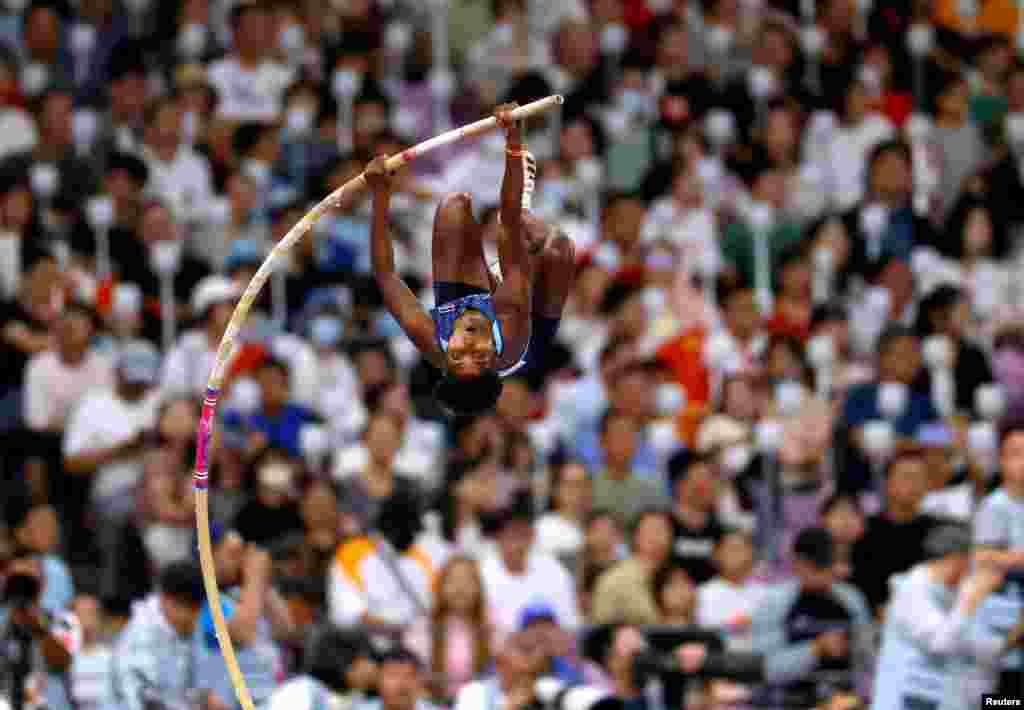 Индијката Павитра Венгатеш се натпреварува во финалето во скок со стап за жени за време на 19-те Азиски игри во Хангжу, Кина.
