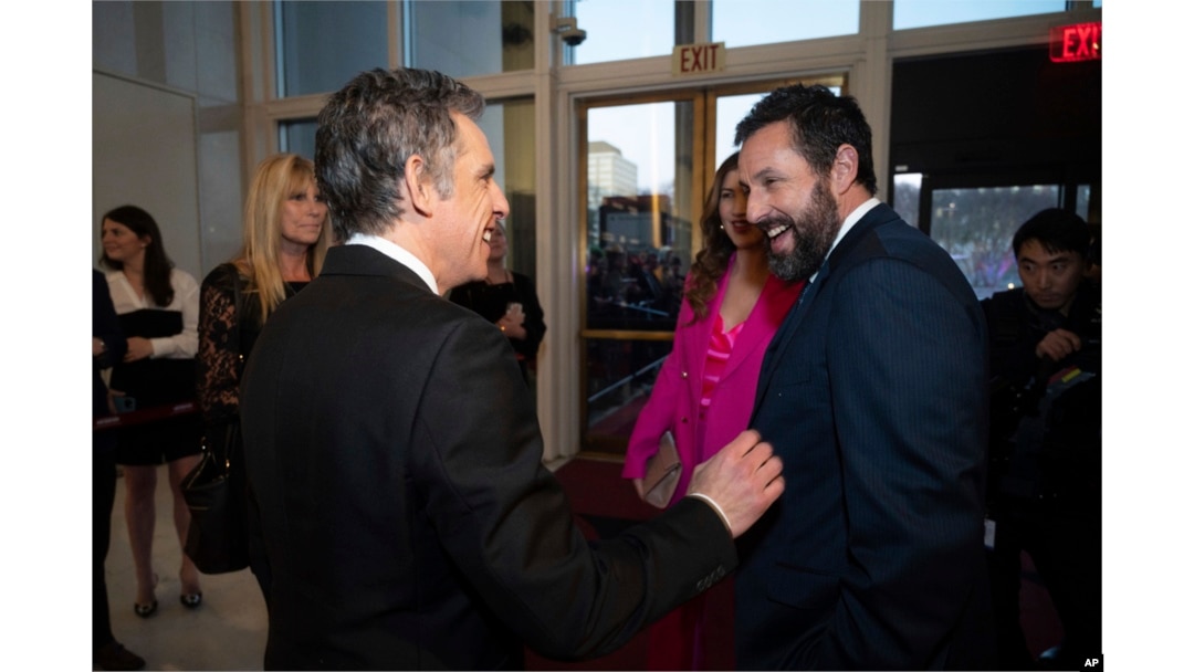Aktor Ben Stiller dan penerima penghargaan Mark Twain, Adam Sandler di Kennedy Center, Washington, D.C. (dok: AP/Kevin Wolf)