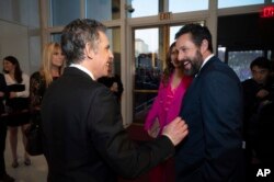 Aktor Ben Stiller dan penerima penghargaan Mark Twain, Adam Sandler di Kennedy Center, Washington, D.C. (dok: AP/Kevin Wolf)