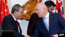 13일 뉴질랜드를 방문한 리창 중국 총리가 크리스토퍼 럭슨 뉴질랜드 총리와의 회담 뒤 공동기자회견 전 악수를 나누고 있다.