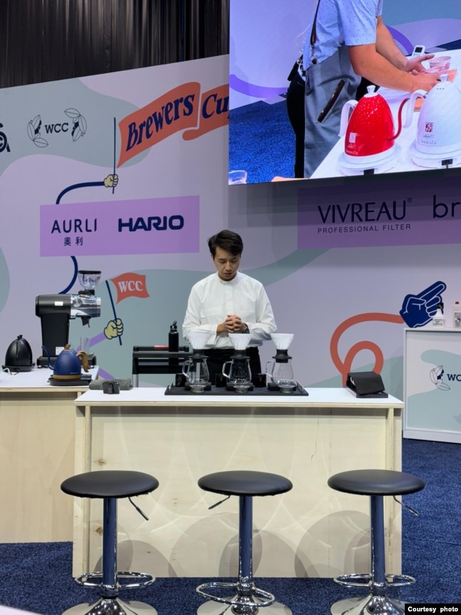 Ryan Wibawa tengah bersiap menyeduh kopi untuk para juri di kompetisi World Brewers Cup 2024 di Chicago, Illinois (dok: Ryan Wibawa)