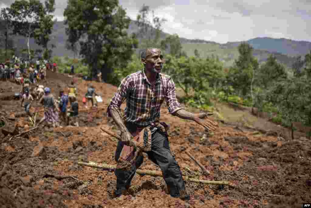 Seorang pria bereaksi saat warga dan relawan menggali lumpur untuk mencari mayat yang terkubur di lokasi tanah longsor di Kencho Shacha Gozdi, Ethiopia, yang menewaskan sedikitnya 257 orang lebih dari 200 lainnya masih hilang. (AFP)&nbsp;