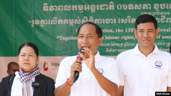 លោក ម៉ម រិទ្ធី (រាប់ពីស្តាំទី១) នៅទិវាពលកម្មអន្តរជាតិលើកទី១៣៨ ថ្ងៃទី១ ខែឧសភា ឆ្នាំ២០២៤។ (លាស់ លីបលីប/វីអូអេ)