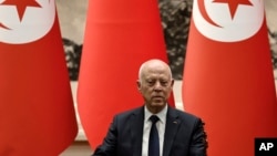 Le président tunisien sortant Kais Saïed est accusé de dérive autoritaire depuis un coup de force le 25 juillet 2021 par lequel il s'est octroyé les pleins pouvoirs.