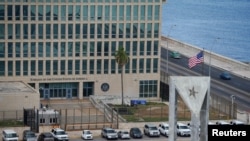 Una vista de la Embajada de Estados Unidos junto a la 'Tribuna antiimperialista' en La Habana, Cuba, el 24 de mayo de 2023.