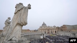 Kerumunan ummat saat misa dalam perayaan Pekan Suci menjelang Paskah, di Lapangan Santo Petrus, Vatikan, 31 Maret 2024. (Tiziana FABI/AFP)