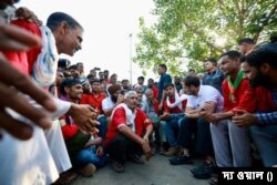 কংগ্রেস নেতা রাহুল গান্ধী দেখা করলেন রাজধানীর কুলিদের সঙ্গে, শুনলেন সমস্যার কথা।