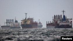 Sebuah kapal kargo yang mengangkut gandum Ukraina menunggu pemeriksaan di bawah "Inisiatif Biji-bijian Laut Hitam" di pelabuhan selatan Bosphorus di Istanbul, Turki, 11 Desember 2022 (foto: dok). 