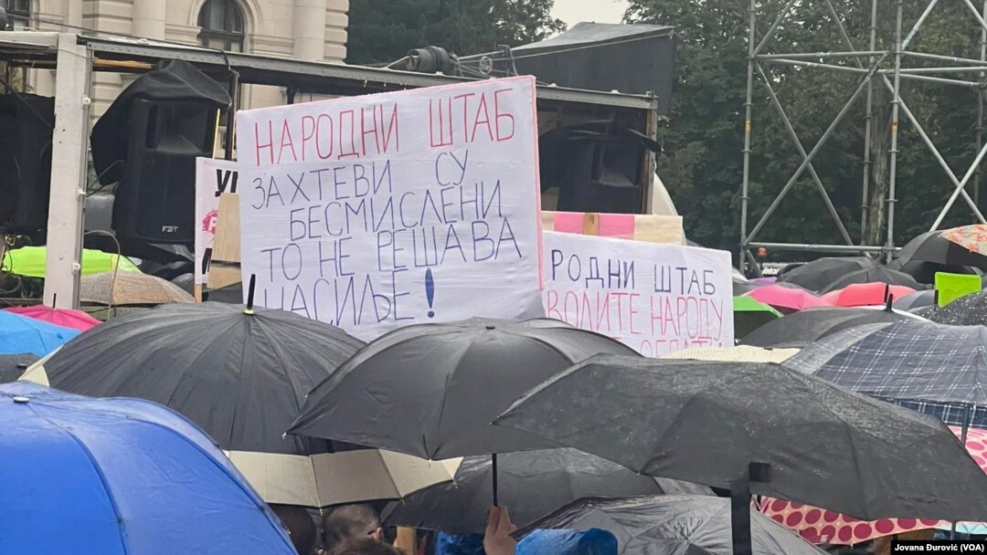 Transparenti "Narodnog štaba" na protestu "Srbija protiv nasilja"