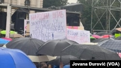 Transparenti "Narodnog štaba" na protestu "Srbija protiv nasilja"