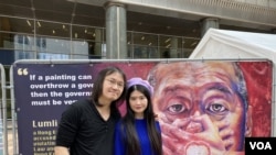流亡英國的香港異見夫妻檔藝術家淋漓淋浪在歐洲議會前展出其關於黎智英的作品。（美國之音李伯安）
