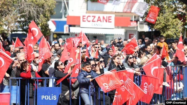 CHP, seçime doğru son düzlükte İzmir’de yapılan anketlerde halen yüksek oranda çıkan kararsız ve küskün seçmeni ikna etmeye çalışıyor.