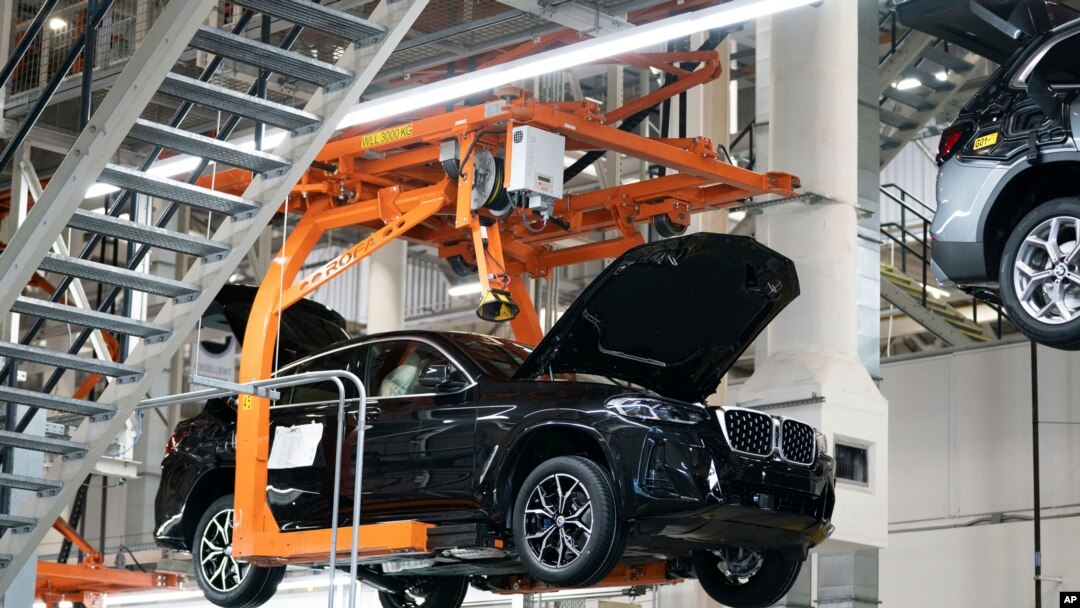 Archivo: Automóviles en la línea de ensamblaje en la planta de BMW Spartanburg en Greer, Carolina del Sur, el miércoles 19 de octubre de 2022. (Foto AP/Sean Rayford)