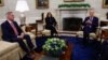 Presiden AS Joe Biden didampingi Wapres Kamala Harris melakukan pertemuan dengan pimpinas Kongres AS, termasuk Ketua DPR Kevin McCarthy (kiri) di Gedung Putih untuk membahas plafon utang AS (16/5). 