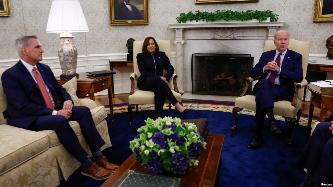 Presiden AS Joe Biden didampingi Wapres Kamala Harris melakukan pertemuan dengan pimpinas Kongres AS, termasuk Ketua DPR Kevin McCarthy (kiri) di Gedung Putih untuk membahas plafon utang AS (16/5). 