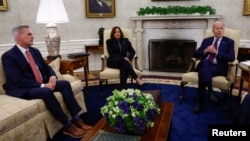 Президент Джо Байден (справа), вице-президент Камала Харрис и спикер Кевин Маккарти в Белом доме на переговорах 16 мая 2023 г. 