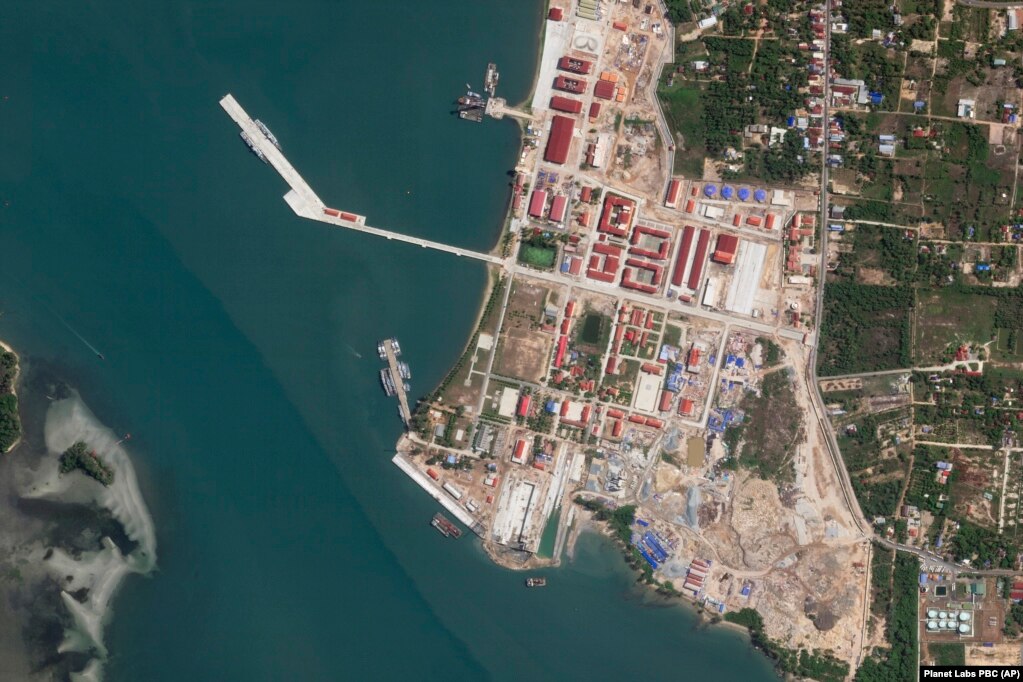 2024年5月8日的卫星图片显示，在柬埔寨重要的云朗海军基地停靠的两艘中国军舰已经在该基地停泊了超5个月。(photo:VOA)