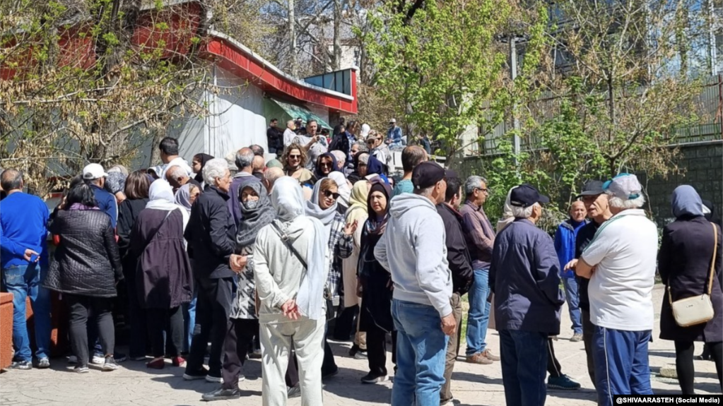 اعتراض گروهی از شهروندان به قطع درختان پارک قیطریه برای ساخت مسجد