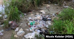 Plásticos y bolsas de basura a orillas del muy contaminado río Guaire, que atraviesa Caracas.