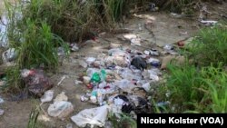 Plásticos y bolsas de basura a orillas del muy contaminado río Guaire, que atraviesa Caracas