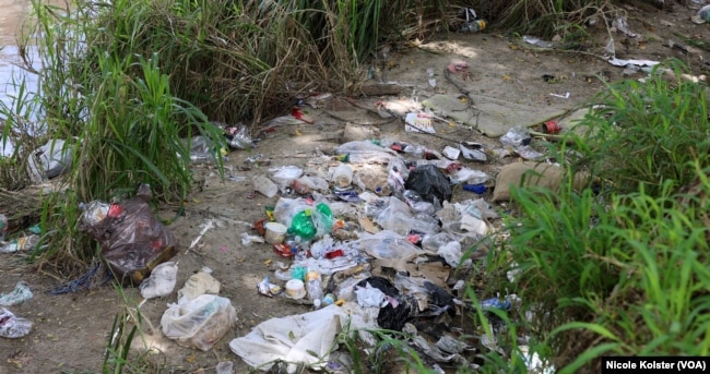 Plásticos y bolsas de basura a orillas del muy contaminado río Guaire, que atraviesa Caracas.