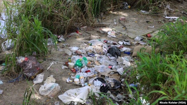 Plásticos y bolsas de basura a orillas del muy contaminado río Guaire, que atraviesa Caracas