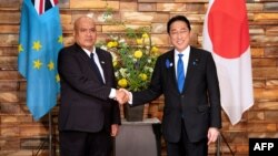 16일 기시다 후미오 일본 총리가 태평양도서국 정상회의에 참석차 일본 도쿄를 방문한 페레티 테오 투발루 총리와 악수를 나누고 있다.