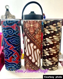 Selubung batik untuk tumbler (botol minuman) karya Seni Adams (foto: courtesy)