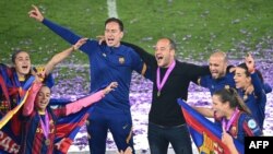 El entonces técnico del FC Barcelona, Lluís Cortés (de negro), celebra la Liga de Campeones Femenina. (Foto de Jonathan NACKSTRAND /AFP)