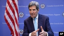 El enviado presidencial especial de EEUU para el clima, John Kerry, habla durante una entrevista con AP en el Consulado General de EEUU después de la reunión de ministros del G-7 sobre clima, energía y medio ambiente en Sapporo, norte de Japón, el domingo 16 de abril de 2023.