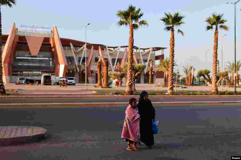 Una mujer y una niña caminan por una calle junto a la Gare Routiere, en Marrakech, Marruecos, el 10 de septiembre de 2023.