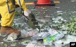 24일 한국 군 병사가 북한이 날려보낸 풍선에서 나온 쓰레기를 조사하고 있다.