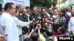 বঙ্গমাতা শেখ ফজিলাতুন নেছা মুজিবের ৯৪ তম জন্মদিনে বনানী কবরস্থানে শ্রদ্ধা নিবেদনকালে আওয়ামী লীগের সাধারণ সম্পাদক ওবায়দুল কাদের সাংবাদিকদের সঙ্গে কথা বলছেন।