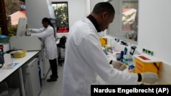 Un technicien de laboratoire travaille avec des flacons de lenacapavir, un médicament utilisé pour traiter le sida. Le Cap, Afrique du Sud, 23 juillet 2024. AP / Nardus Engelbrecht